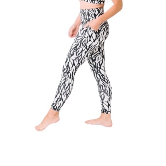 Zyia Active Safari Pocket Brilliant Zebra Hi-Rise 7/8 Compression Size 6-8 - Picture 3 of 9